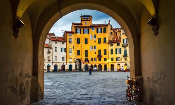 Lucca, la città delle cento chiese Parti alla scoperta di Lucca, la città delle 100 chiese