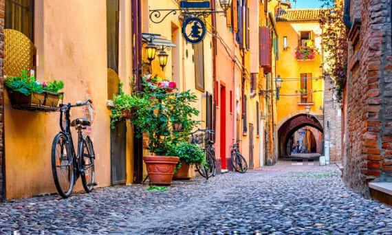 Ferrara: scopri cosa vedere Parti alla scoperta di Ferrara, la città delle biciclette